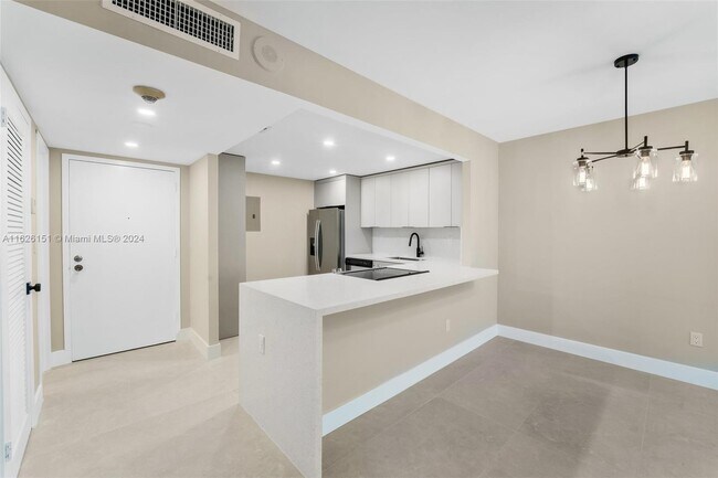 Building Photo - 1420 Brickell Bay Dr