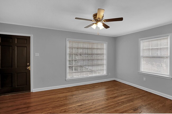 Building Photo - Law Enforcement Discount / Huge master suite