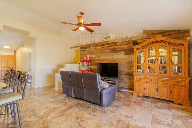 Building Photo - 3-bedroom 2 bath home with pool near Gilbe...
