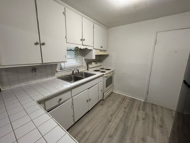 Building Photo - 1200 Meadow DR NW