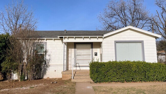 Building Photo - Freshly Renovated 3BR/2BA Gem in Snyder!
