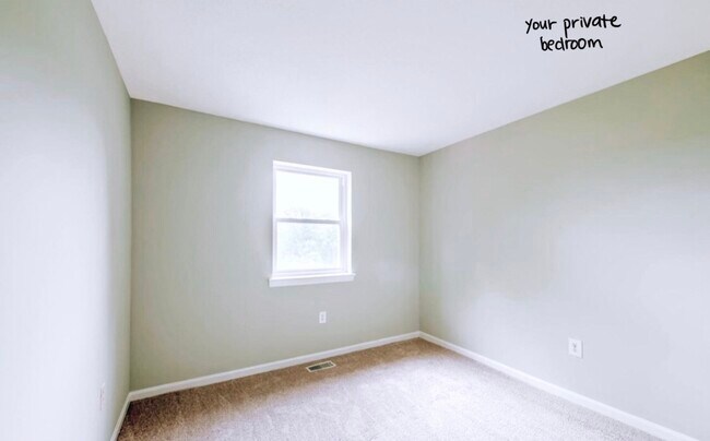 Otra vista del dormitorio, ¡que recibe muchísima luz natural! Tiene vistas al patio trasero y al campo. - 4767 Kandel Ct