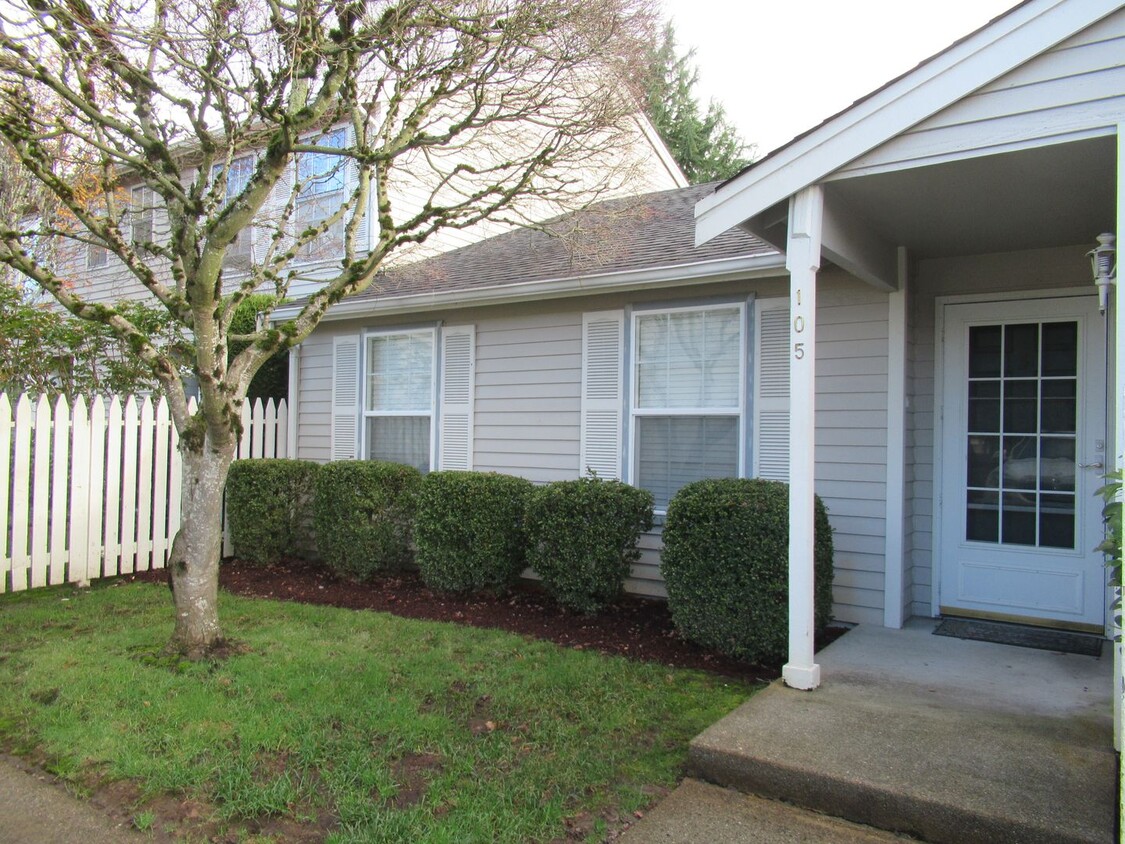 Foto principal - Updated 3 bedroom, 2 bathroom townhome in ...