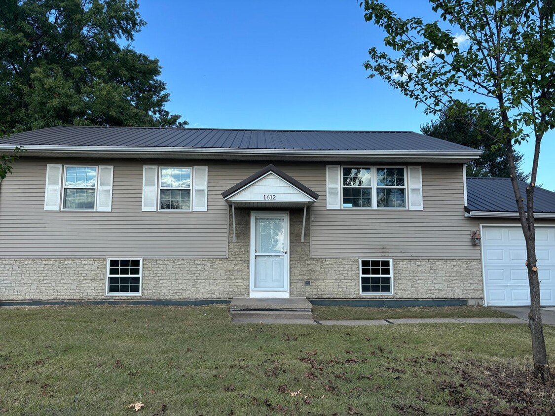 Primary Photo - 3 Bedroom, 3.5 Bath w/Garage Single Family...
