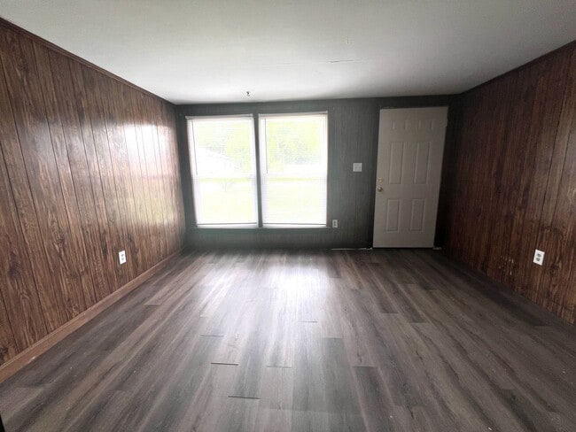 Building Photo - 4 Bedroom 2 Bathroom Home Located in Empor...