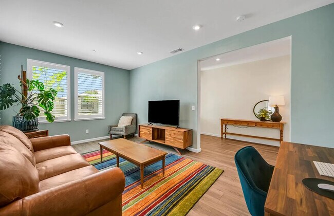 Building Photo - 1056 Luna Dr