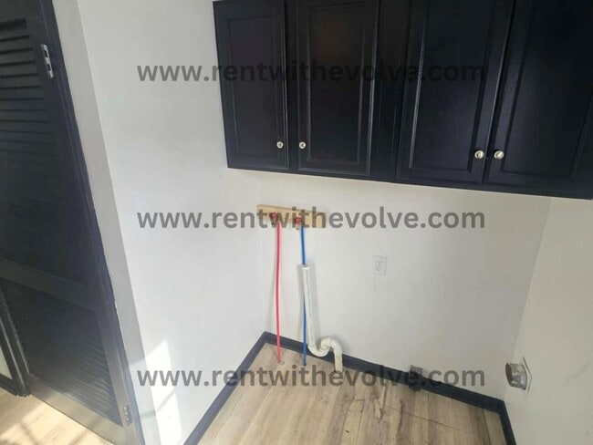 Building Photo - 227 E Washington St