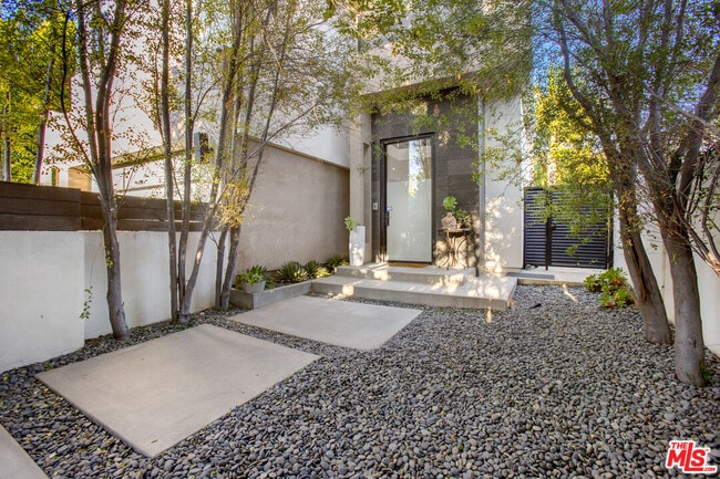 Building Photo - 454 N Sweetzer Ave