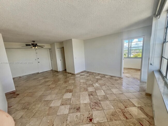 Foto del edificio - 2025 NE 164th St