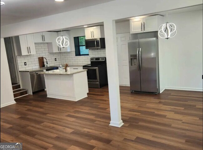 Building Photo - 683 Almon Rd