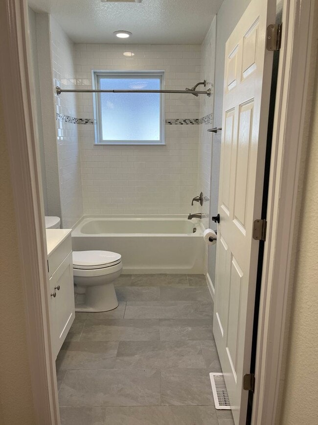 Building Photo - ALL PROSPECTIVE TENANTS MUST SUBMIT A $58 ...