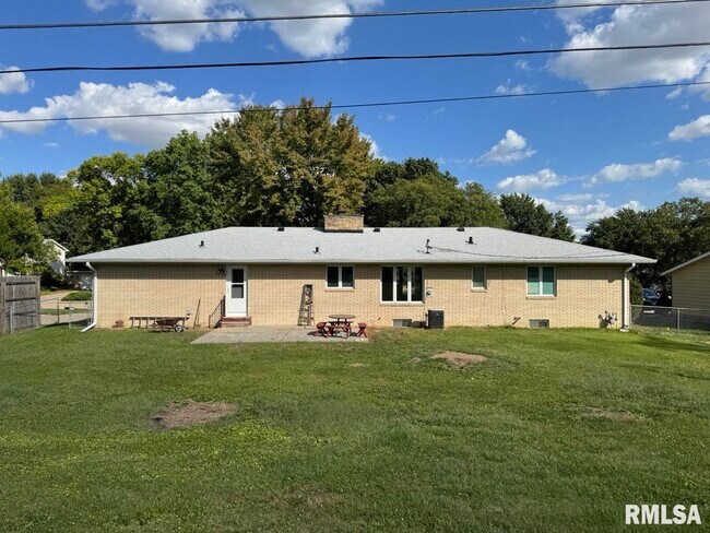 Foto del edificio - 3816 Ridgewood Dr