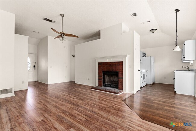 Foto del edificio - 2702 Hemlock Dr