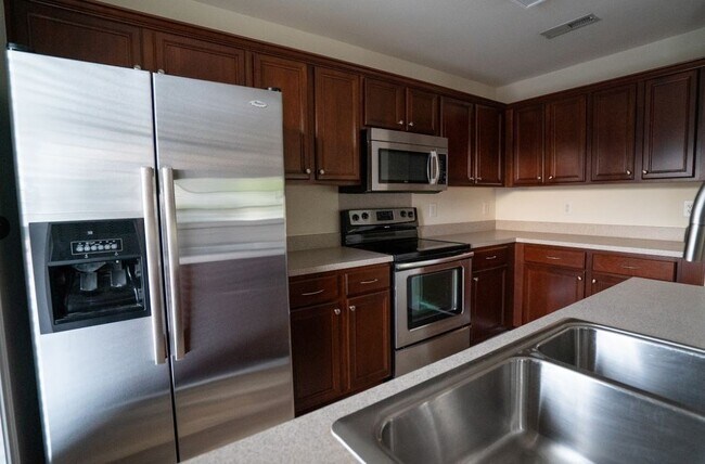 Foto del edificio - Coming Soon-3 Bedroom, 2 Bath End unit Tow...