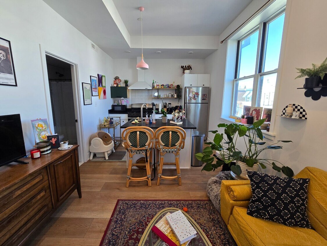 Primary Photo - Bright 1 bedroom available December 10