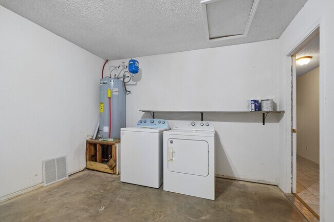 Foto del edificio - 3 Bedroom 2 Bath Duplex with Garage