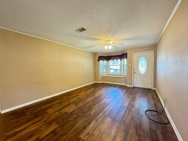 Foto del edificio - Beautiful 3 Bed 2 Bath Home