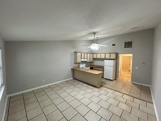Foto del edificio - Perfect 1 Bedroom 1 Bathroom With Fenced In Backyard!