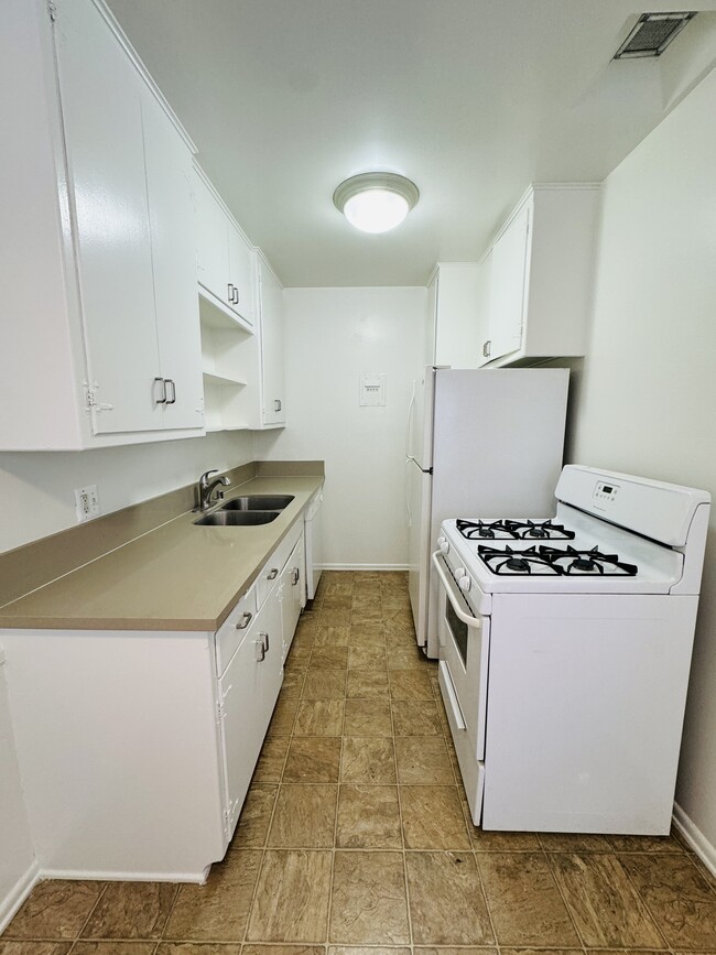 Apartamento 3 Cocina - 817 N Las Palmas Ave