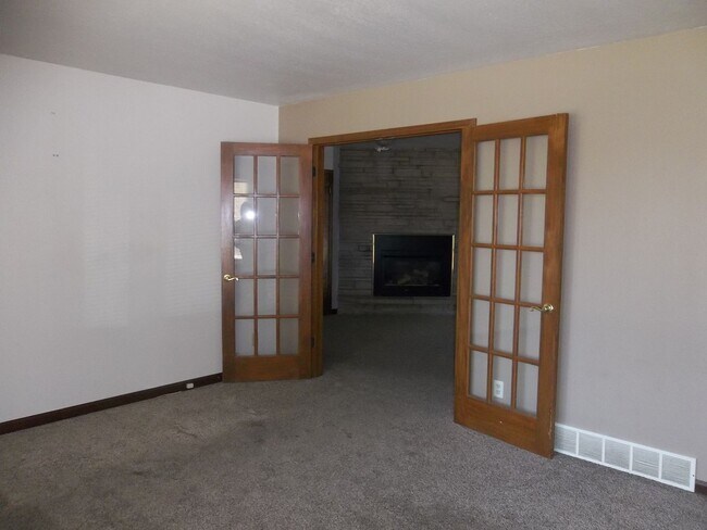 Foto del edificio - Spacious 3 Bed, 2 Bath Ranch Home with Sunroom and 2-Car Garage