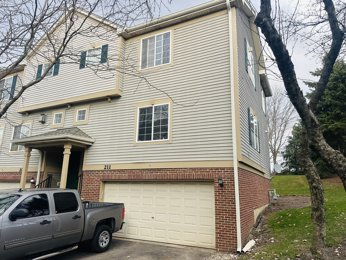 Primary Photo - 211 Monarch Dr