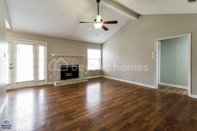 Foto del edificio - Beautiful 3-Bed 2 Bath Home with Massive Fenced Yard & Private Deck!