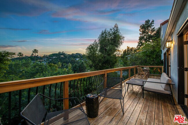 Foto del edificio - 3323 N Knoll Dr