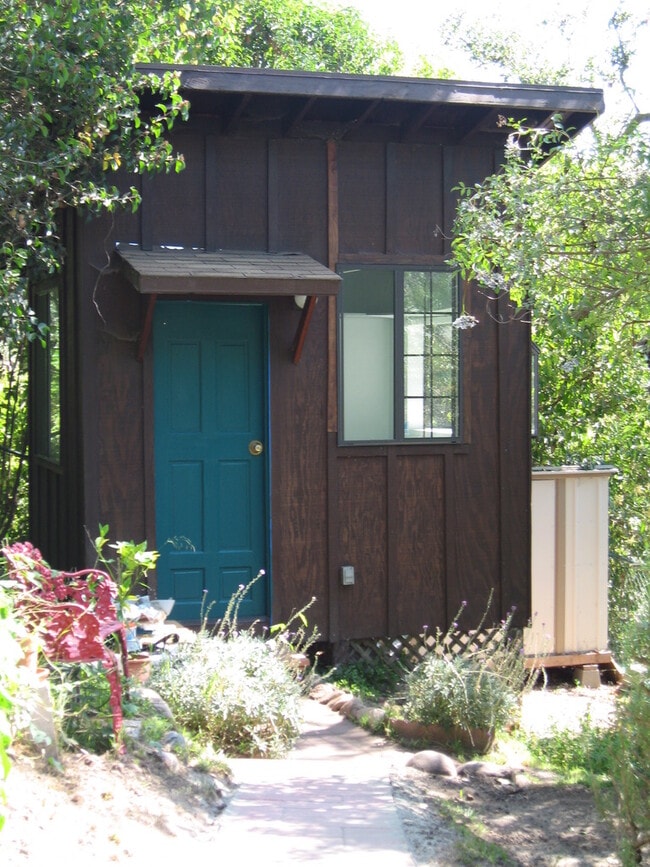 studio next to house - 20042 Valley View Dr