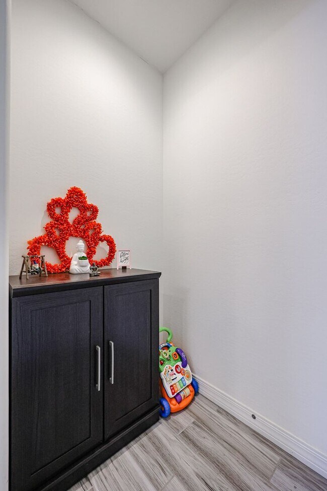 Foto del edificio - Welcome to this modern 3-bedroom PLUS, 2-b...