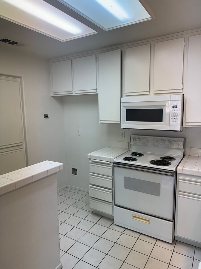 Building Photo - 1 Bedroom 1 Bathroom Available in Sierra V...