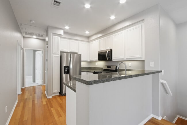 Building Photo - 7708 Hess Pl