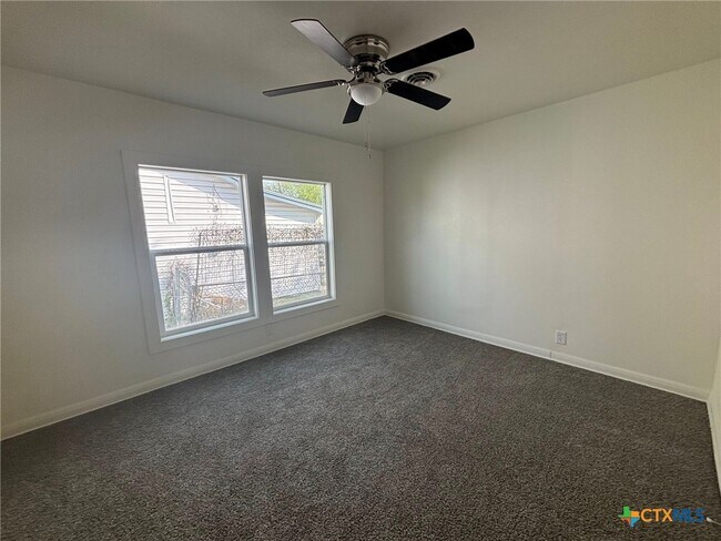 Foto del edificio - 2111 E Red River St