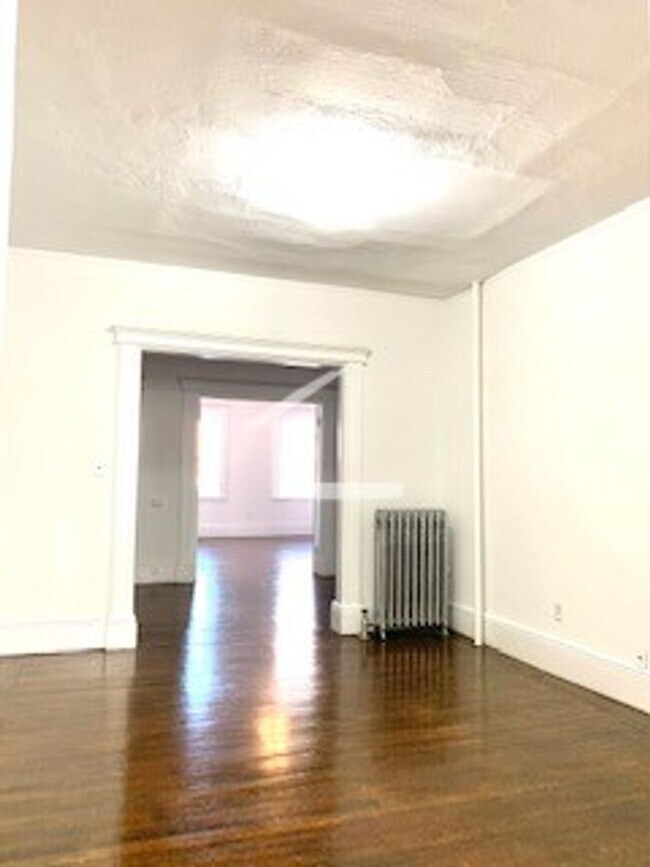 Building Photo - 5/1 NO FEE! 2BR on a quiet street near Fen...