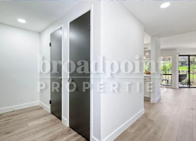 Building Photo - 2507 Navarra Dr