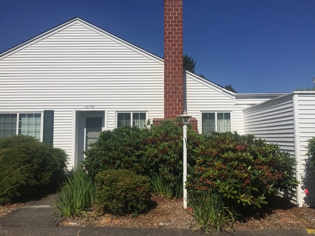 Single level living with no neighbors above or below. - 13198 SW 17th St