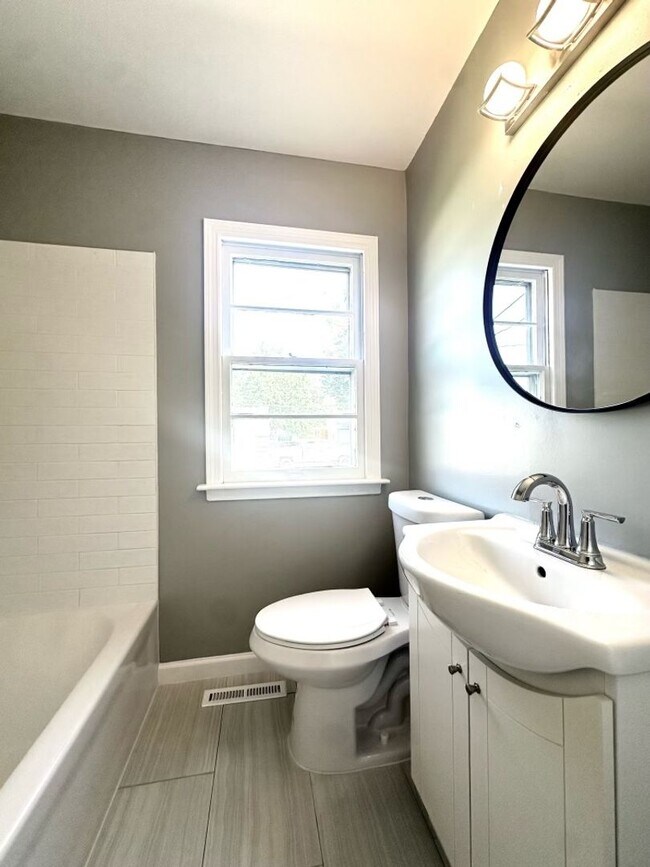 Foto del edificio - Beautiful 4 Bedroom, 2 Bath House for rent...