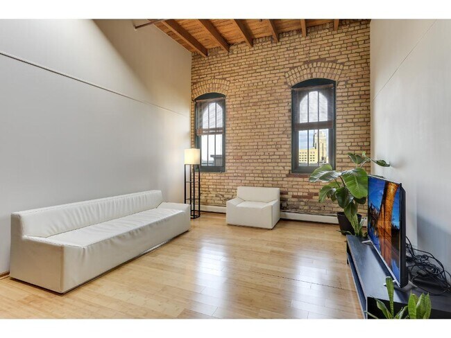Building Photo - 400 N 1st St
