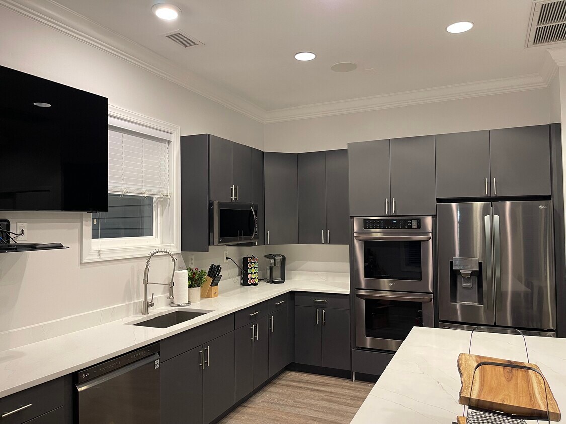 Foto principal - Offering renovated apartments in the heart...