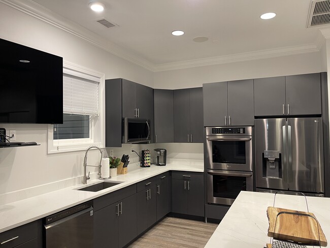 Building Photo - Offering renovated apartments in the heart...