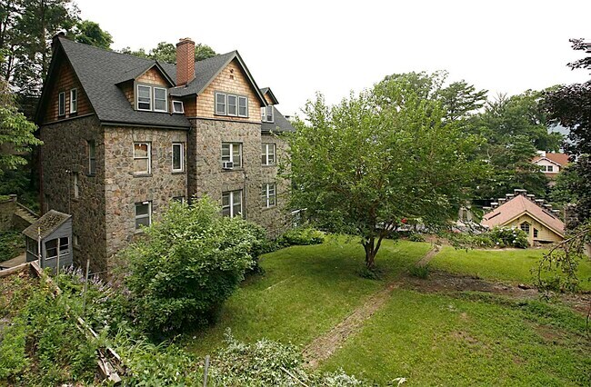 Foto del edificio - 1178 Warburton Ave