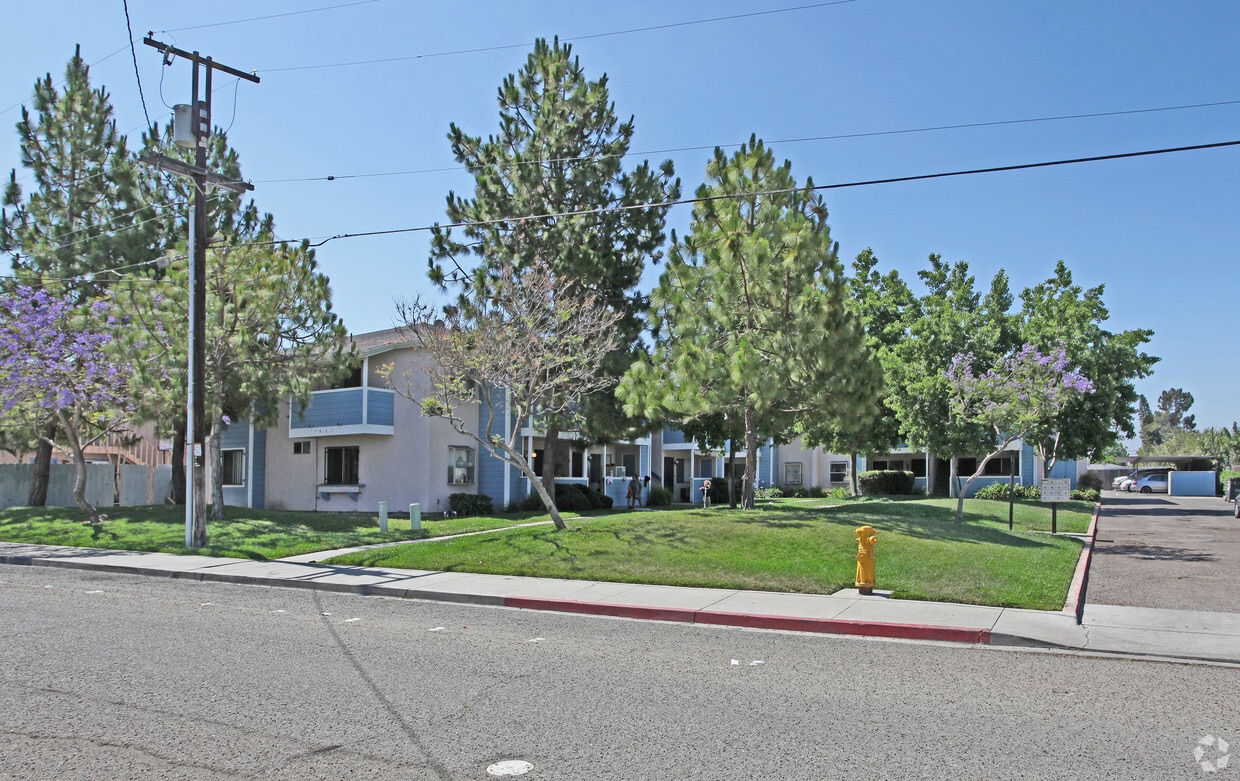 Primary Photo - 7461-7469 Daytona St
