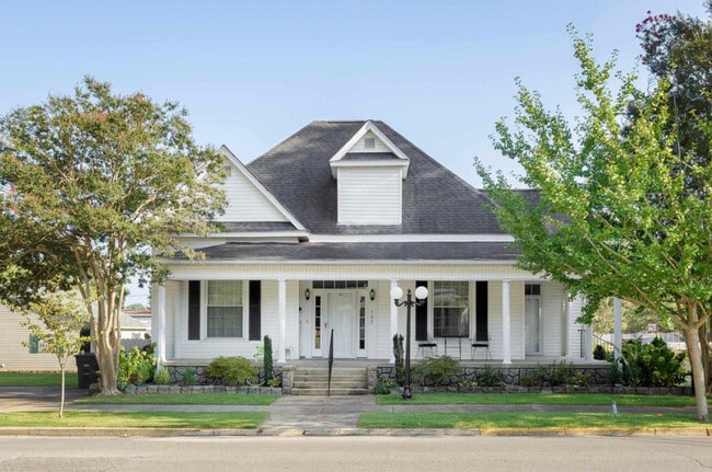 Building Photo - 502 E Tombigbee St