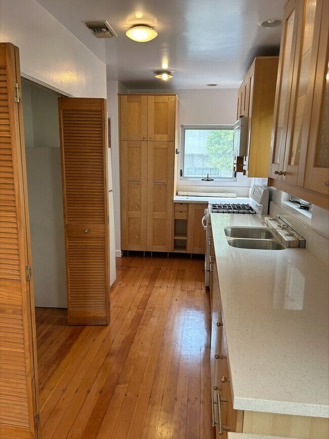 Foto del edificio - 2351-2353 OCEAN AVE.