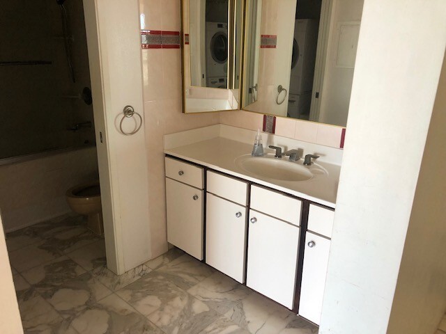 Building Photo - Outstanding Views from this One Bedroom, O...