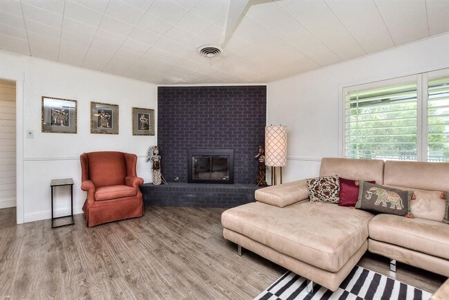 Foto del edificio - 1407 E 19th St