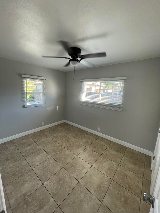 Building Photo - 920 Arnold Dr