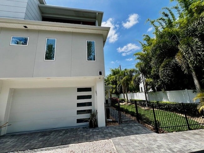 Building Photo - UPSCALE IMMACULATE GATED COLLEGE PARK 3x3....