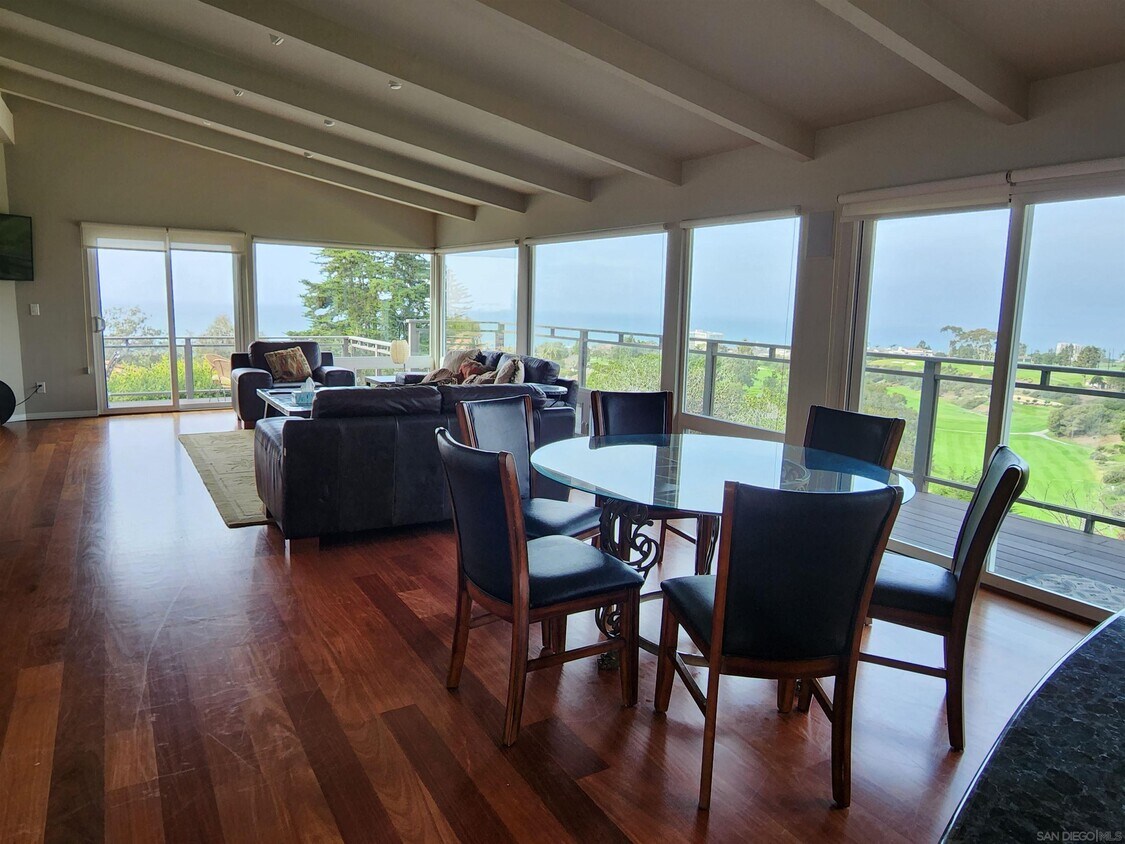 Foto principal - 6627 Muirlands Dr