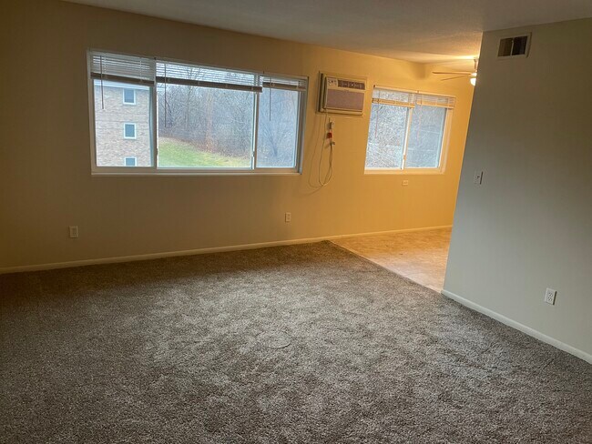 De la sala de estar a la cocina - 5745 Glenwood Ave