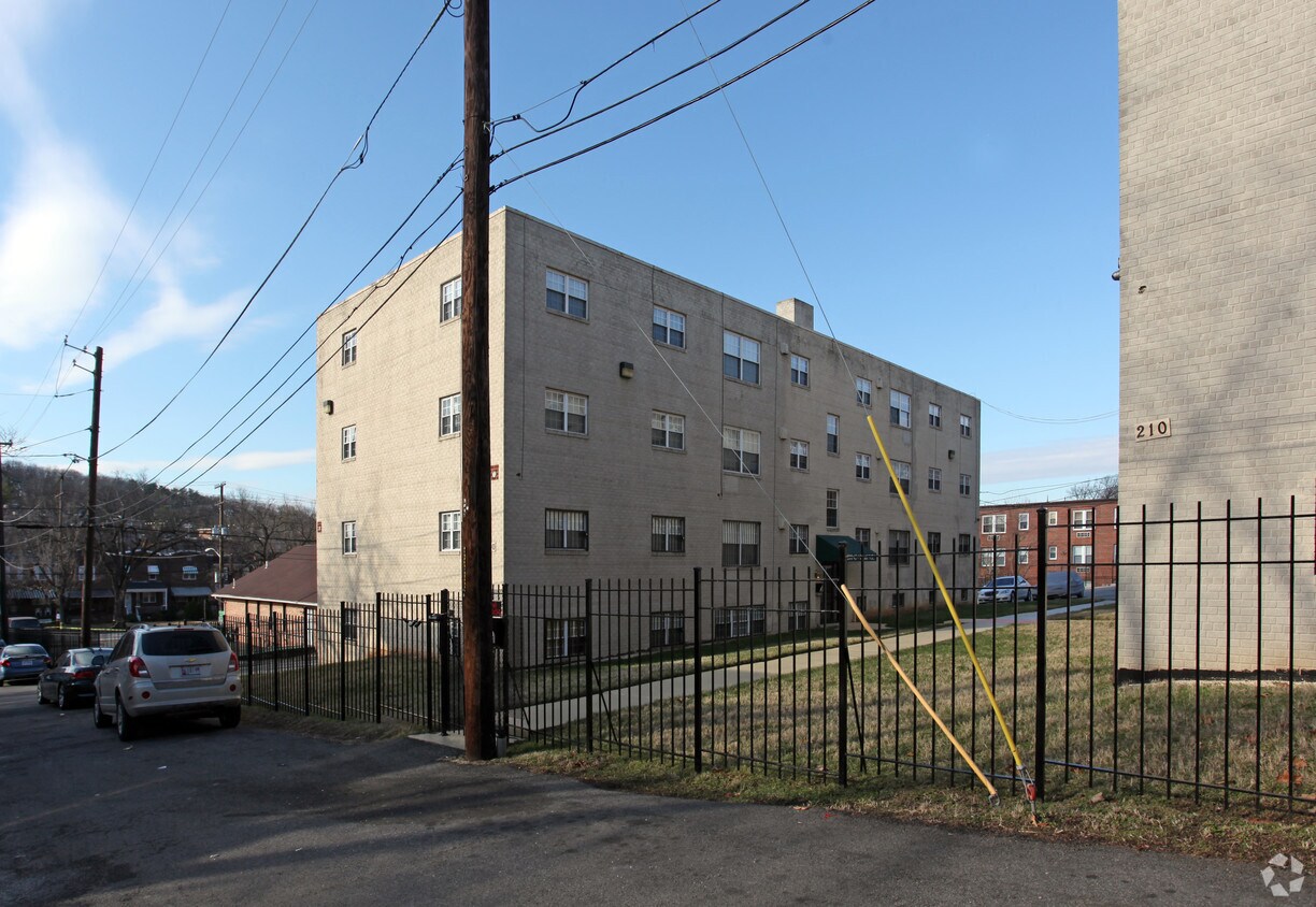 Foto principal - 200-210 43rd Rd NE